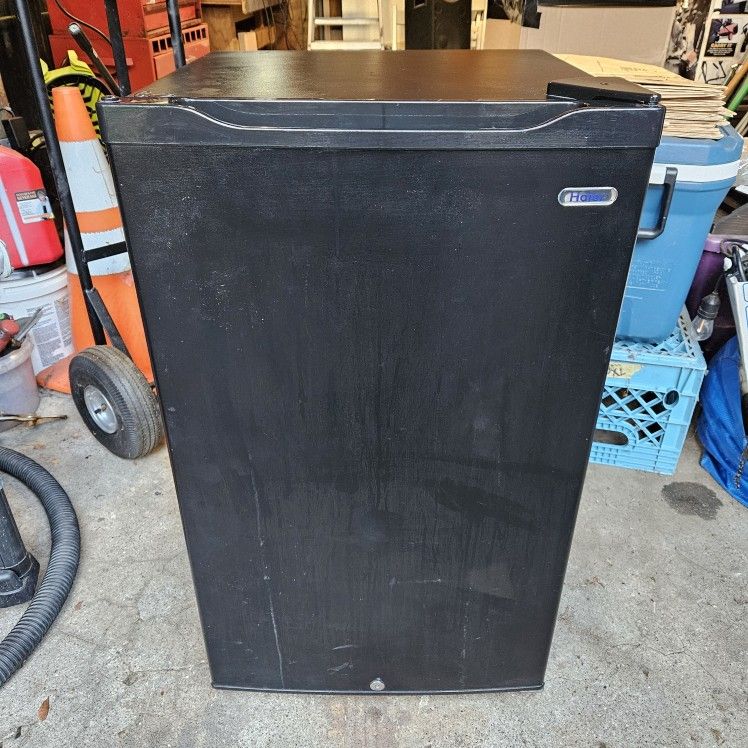 Black Mini Fridge: Haier