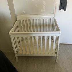 Compact White Baby Crib