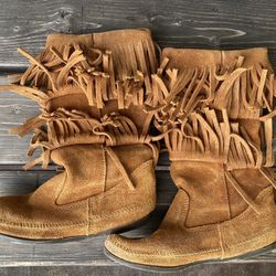 Moccasin Fringe Boots Size 7 MINNETONKA