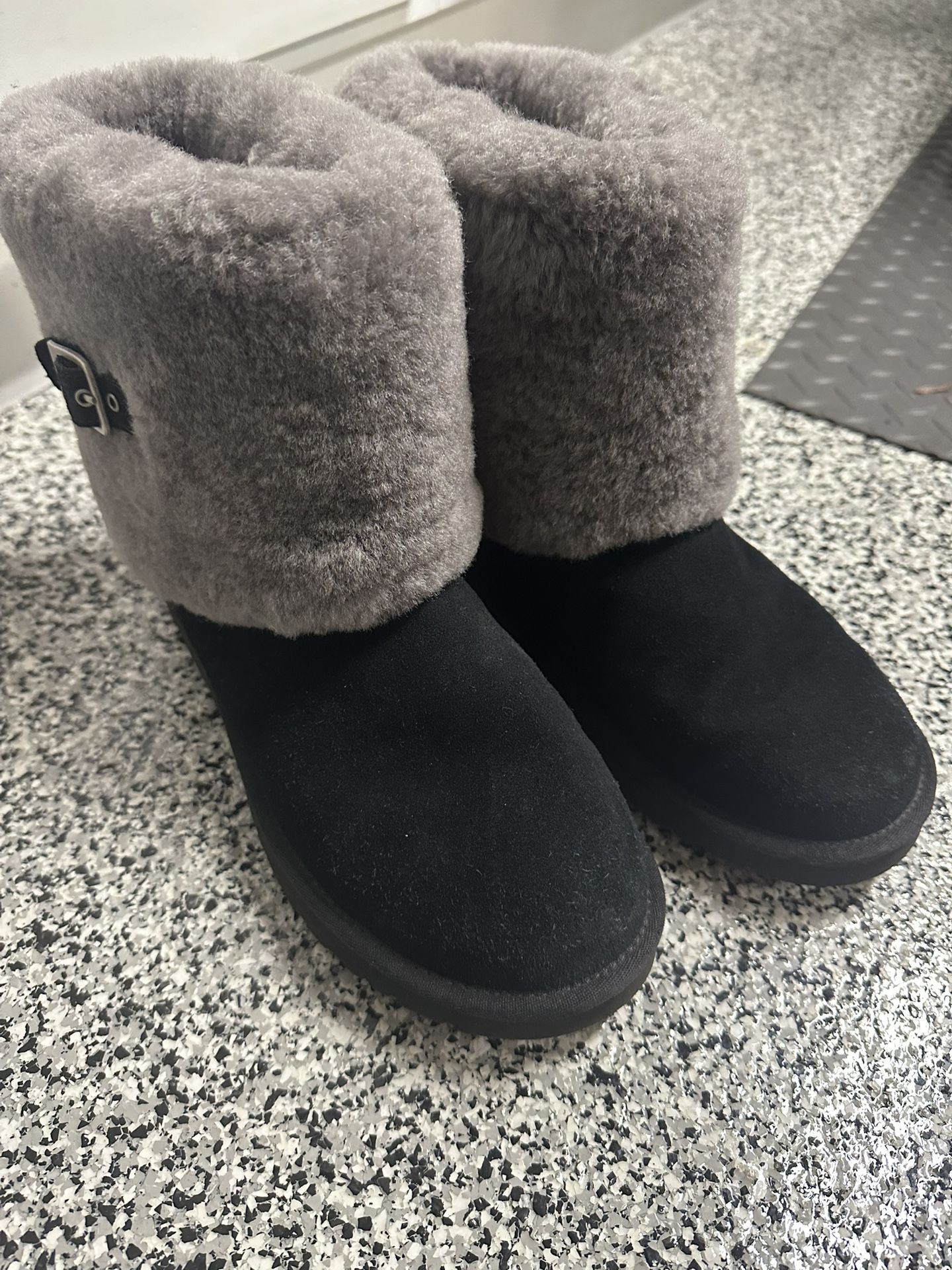 Ladies women’s Black Uggs W/faux Fur Size 10