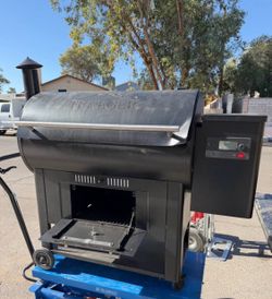 TRAEGER CENTURY 885 with WI-FI TECHNOLOGY