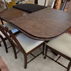 BEAUTIFUL DINING ROOM TABLE 