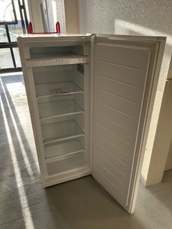 Arctic white upright freezer Arctic white upright freezer
