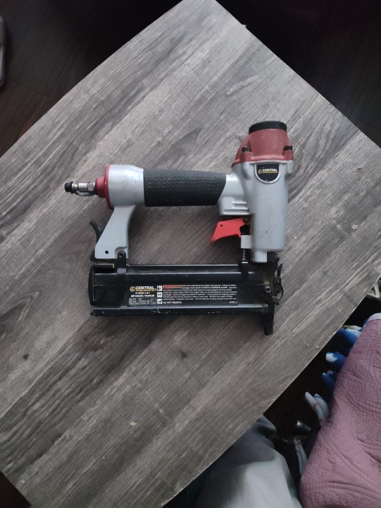Central Pneumatic 64269 18 Gauge 2-in-1 Air Nailer/Stapler