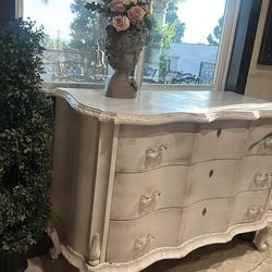 Shabby chic dresser
