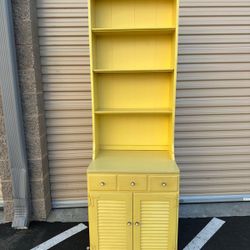 Ethan Allen Heirloom door cabinet with a bookcase top / gabinete con puertas y librero arriba 