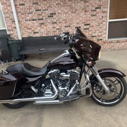 2014 Harley Davidson St. Glide Clean Title.