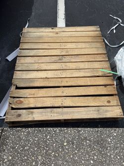 Free wood pallet