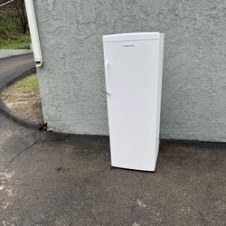 11 Cubic Upright Freezer Hamilton Beach Free Local Delivery/30 Day Warranty