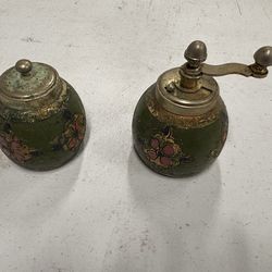 Vintage Florentine style shaker pepper mill manufactured in Italy