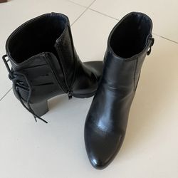 Ankle black boots 