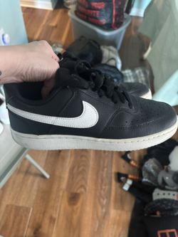 Women’s Size 8 Nike Sneakers 