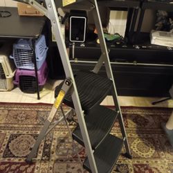 Rubbermaid Step Ladder 