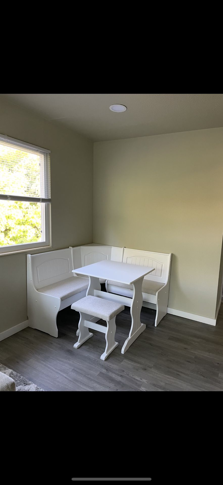 Table/ Breakfast Nook