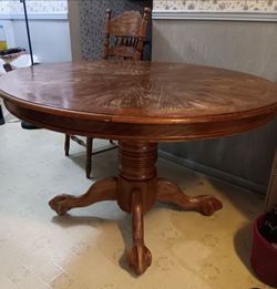 Round Oak Pedestal Dining Table