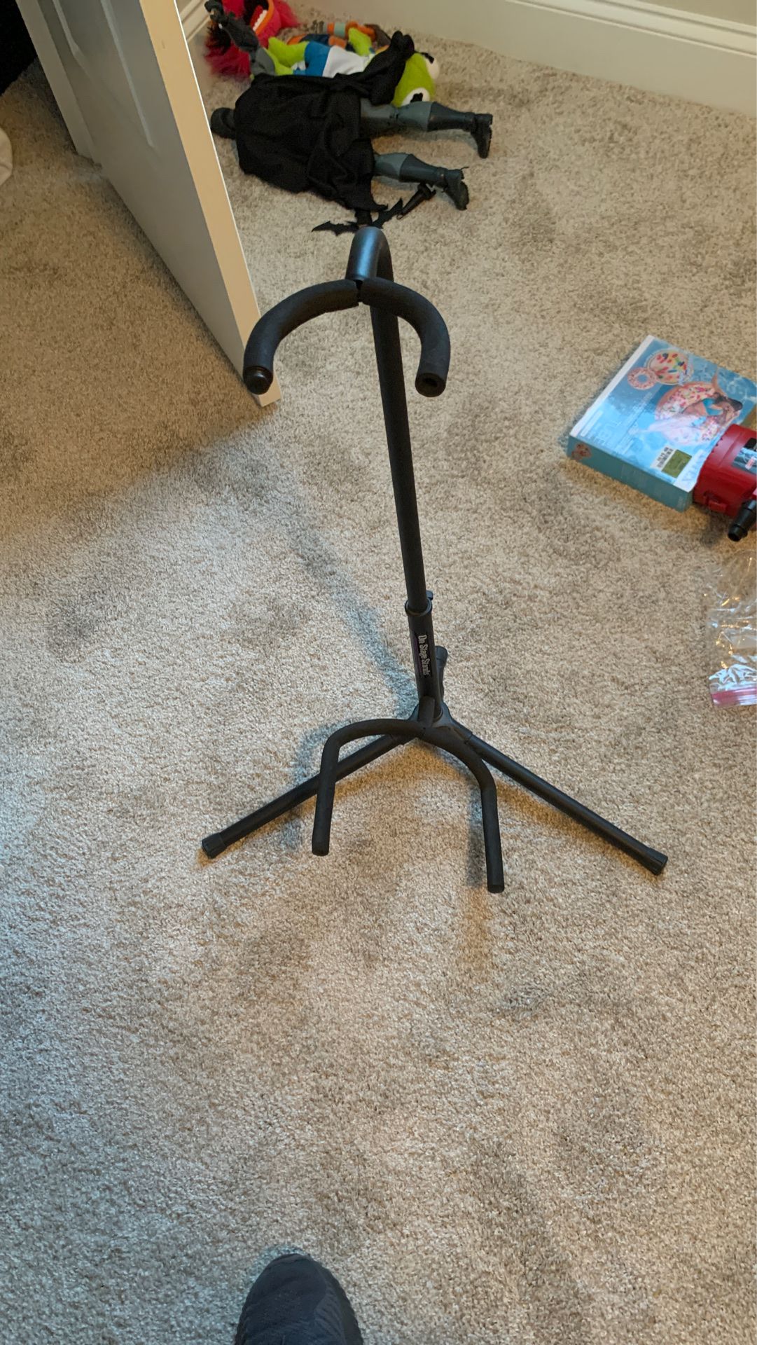 Guitar or bass stand