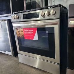 Frigidaire 30" Front-Control Gas Range with Convection