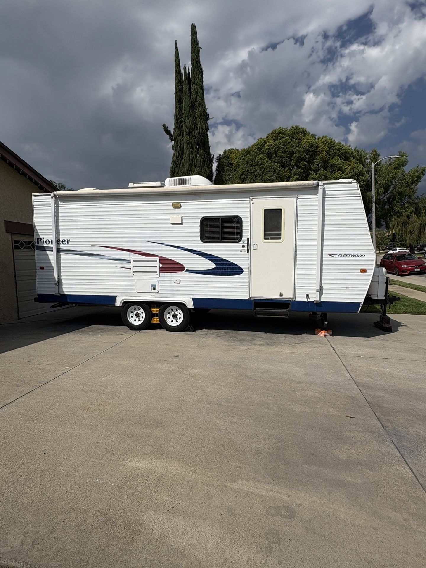 2007 Pioneer 21ft Travel Trailer With Slide Out