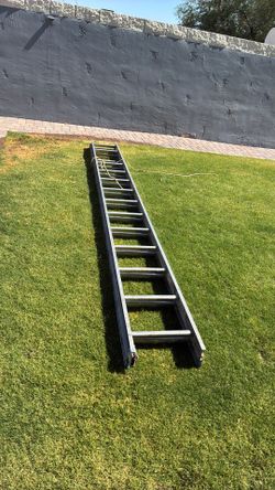 Ladder . Escalera de 28 pies