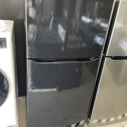 Lg 30” Top Freezer Refrigerator In Black - 20 Cu