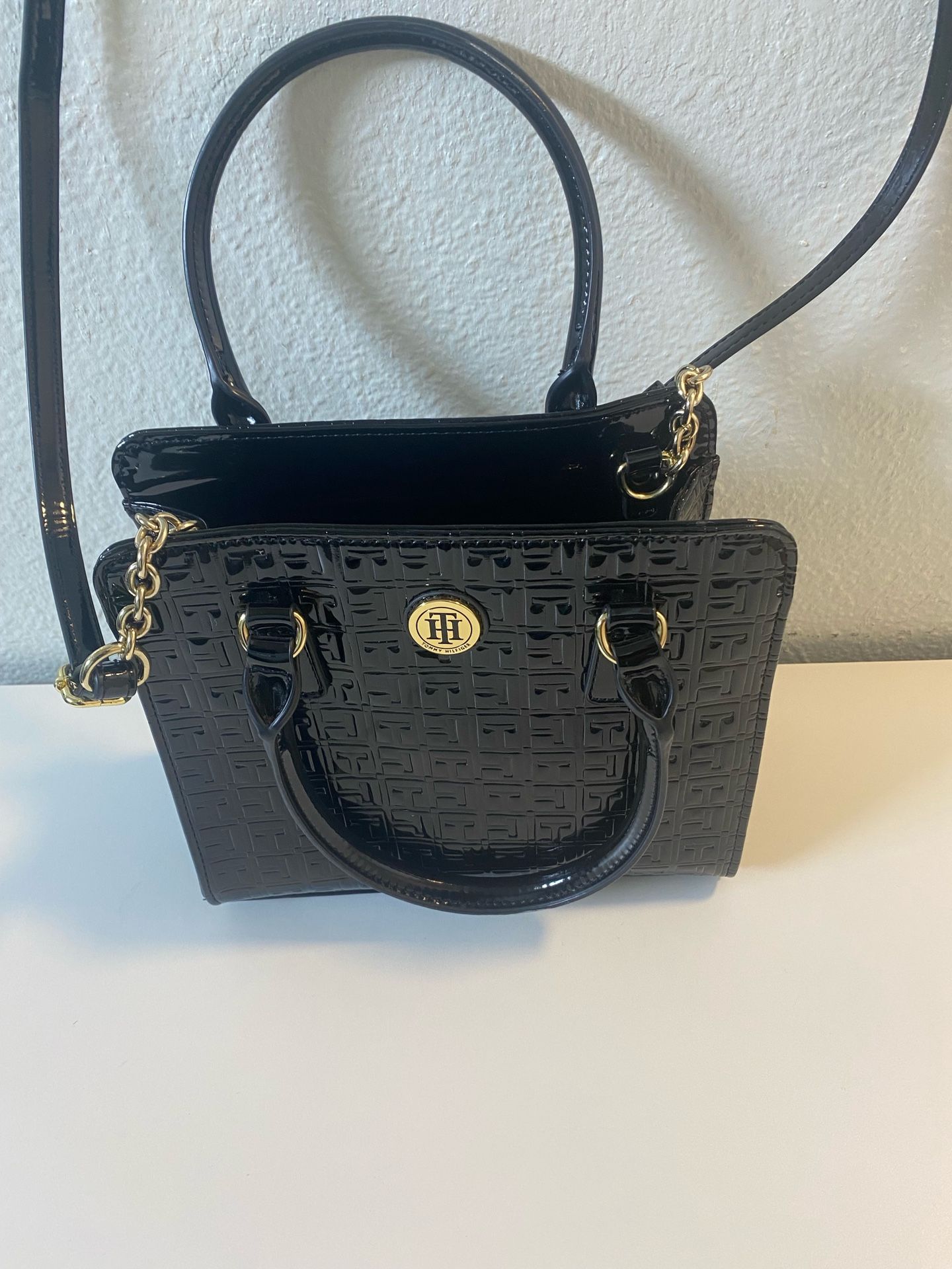 Like New Tommy Hilfiger Crossbody Purse 