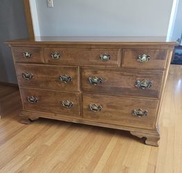 Ethan Allen American Colonial Solid Maple 7 drawer dresser (with mirror)
