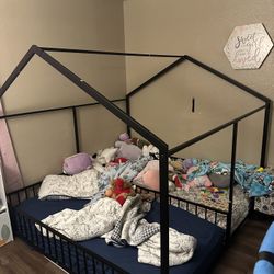 Harper & Bright Designs Metal Twin House Bed Frame – Black