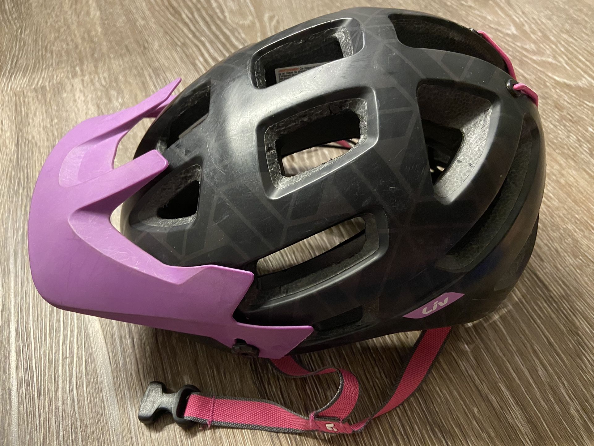 Giant Liv Women’s Bike Helmet Size M With Visor