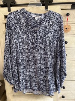 Amazon Essentials XL woven button V-Neck long sleeve blouse with white leaf detail on navy background. New without tags