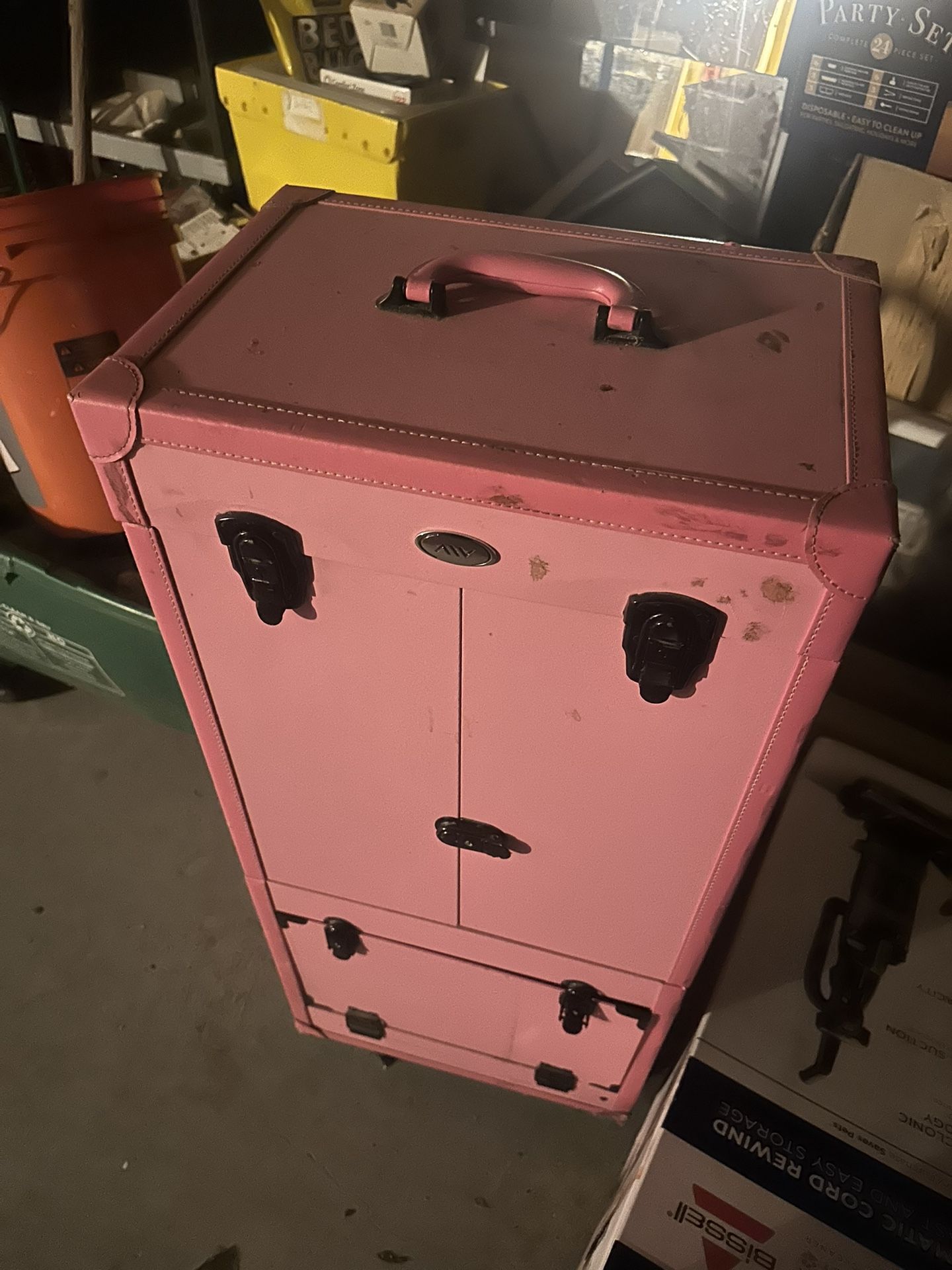 Beauty salon crate with mirror