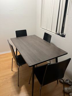 Dinner table + 4 chairs