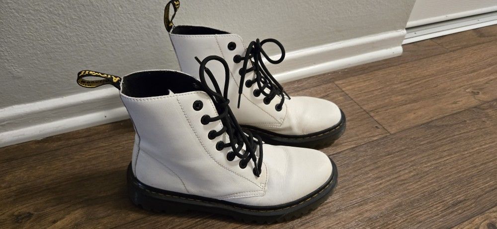 Docs Dr. Martens LUANA white combat boots 7 hole size 8 / 39 awesome condition