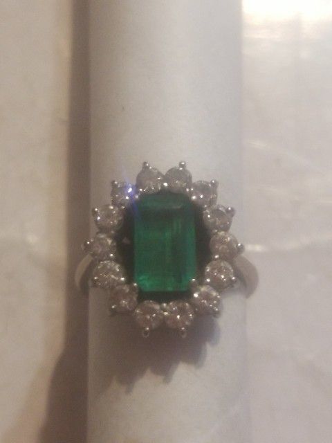 18K  White gold ring with 14 diamonds around Emerald Stone in the  Center 7 use