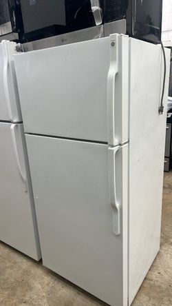 GE White Top-Freezer Refrigerator