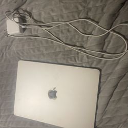MacBook Air 245 Gb. 