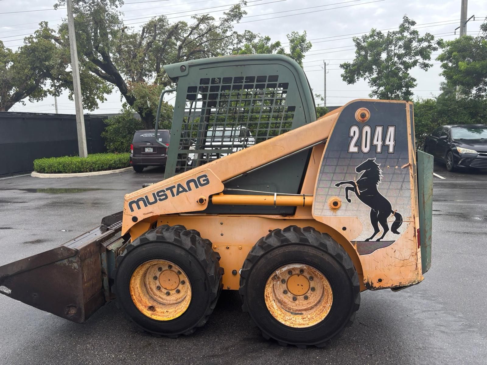 Bobcat Mustang 2044