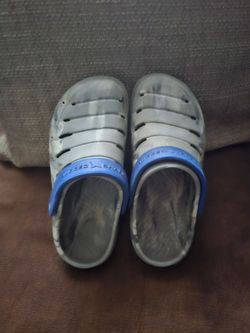 Boys Rugged Shark slip-on's size 2