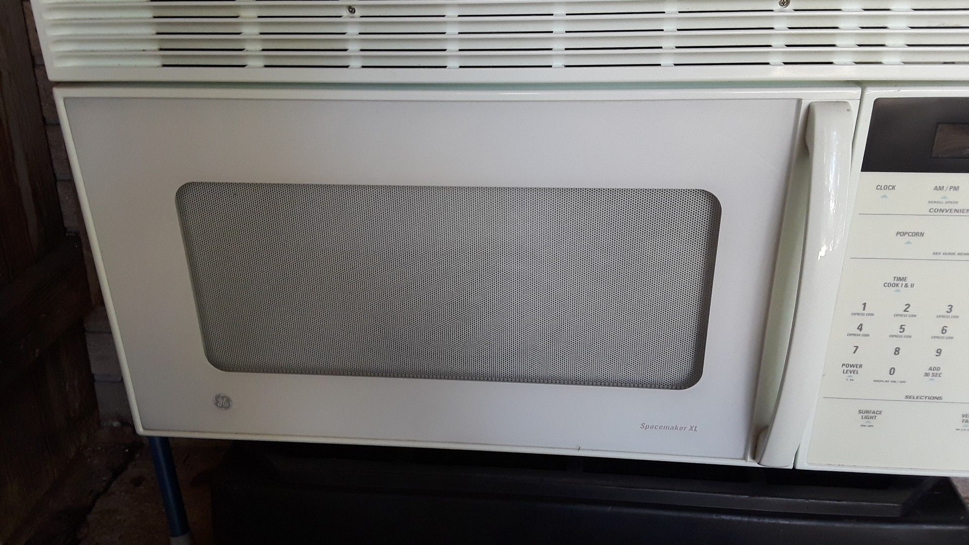 GE Space Saver mountable Microwave
