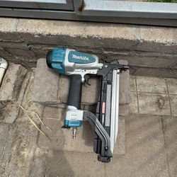 Makita. Pneumatic. 16 Gauge. 7/16 medium  Crown Stapler 