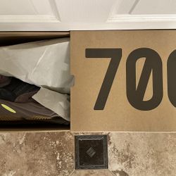 Yeezy Boost 700 Wave Runner (Mauve)