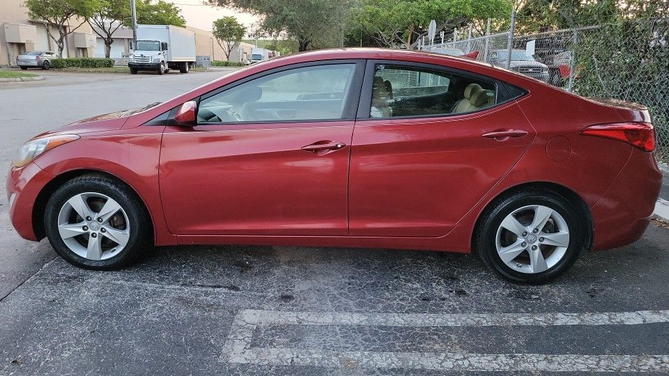 EN VENTA: Hyundai Elantra 2012 – Confiable y Económico