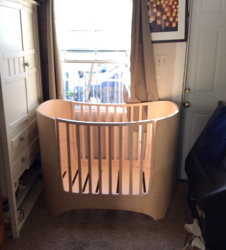 Leander Oval Crib