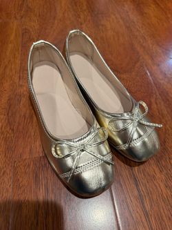 Stylish gold women's flats, sizes 5.5–6