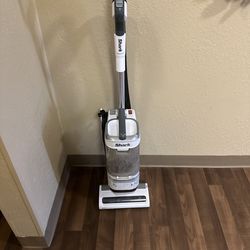 Shark uplift vacuum