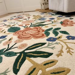 Wool-Hooked Luxury Rug 