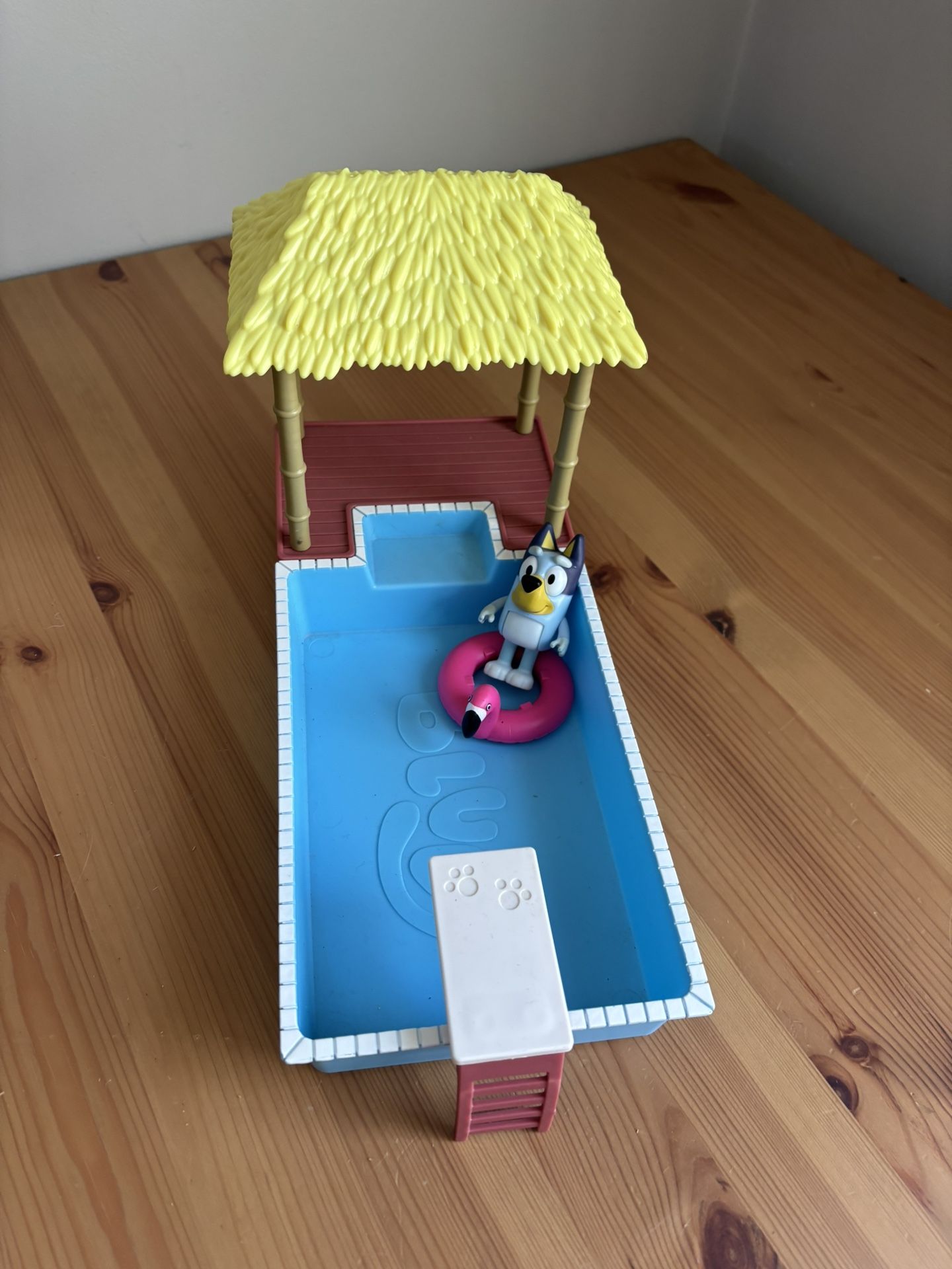 Disney Bluey Swimming Pool And Figure Playset