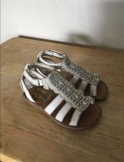 LIKE NEW 6M WHITE SANDALS