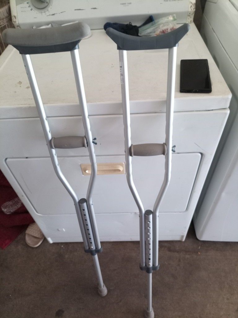 Son 2 Muletas En Buenas Condiciones 2$20