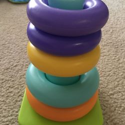 Free stacking rings with purchase