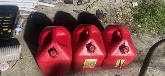 5 Gallon Gas Jugs/Latas De Gasolina De 5 Galones.